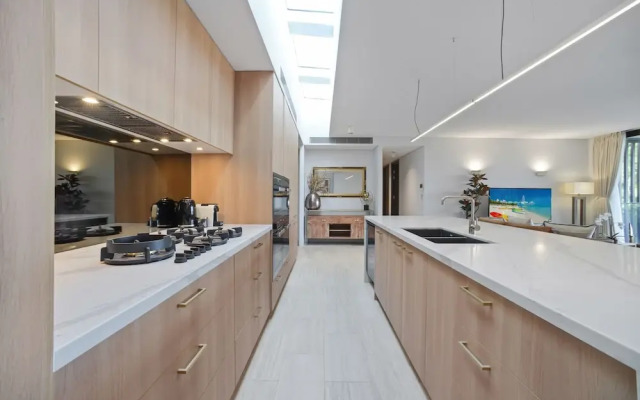 HomeHotel Ultra Luxurious 3 Bedroom Penthouse