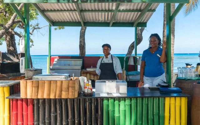 Magnificent 5-Bedroom Estate Villa, Sleeps 12