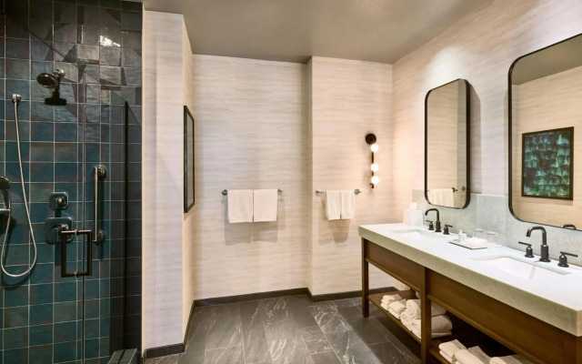 Renaissance® Phoenix Glendale Hotel & Conference Center