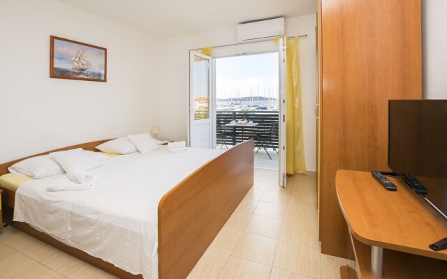 Apartments and Rooms Mare