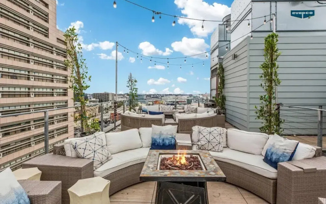 Stylish 2br/2ba At HWH by Oneluxstay