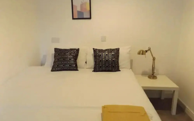 Room in Guest Room - Spacious Room in Coventry