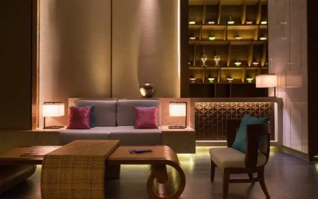 21° Holiday Hotel
