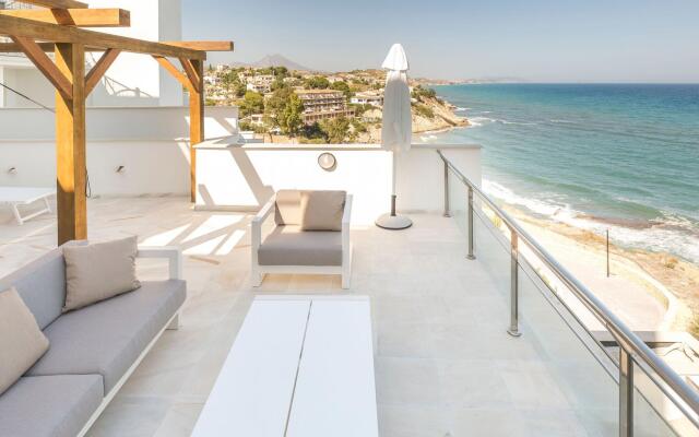 Apartment with spacious roof terrace and sea view