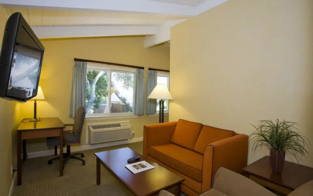 Red Cottage Inn & Suites