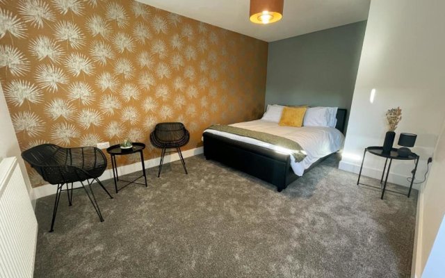 3 Double Bed Luxurious House Near Heathrow Airport