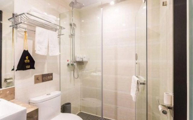 Kaju Hotel(Olympic Xinglong Street subway station store)