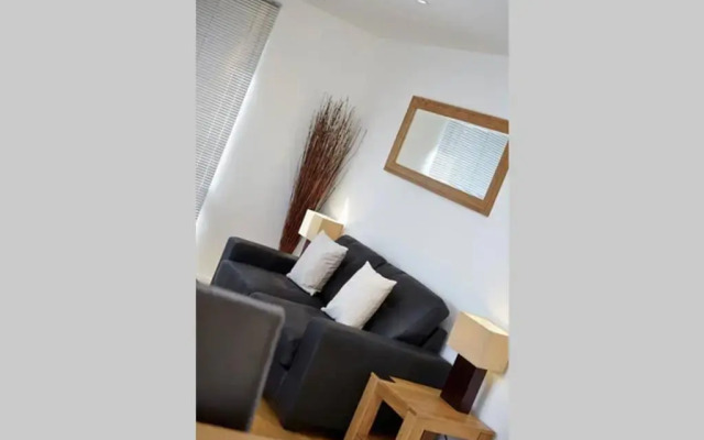 MODERN APARTMENT at SLOUGH STATION, LONDON IN 18 MINS!