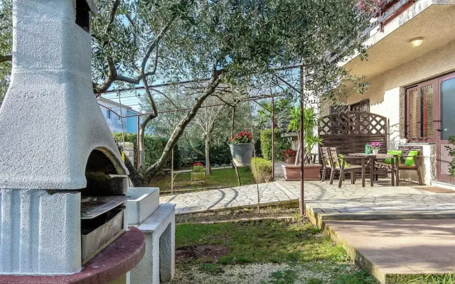 Inviting Apartment in Vinkuran near Sea
