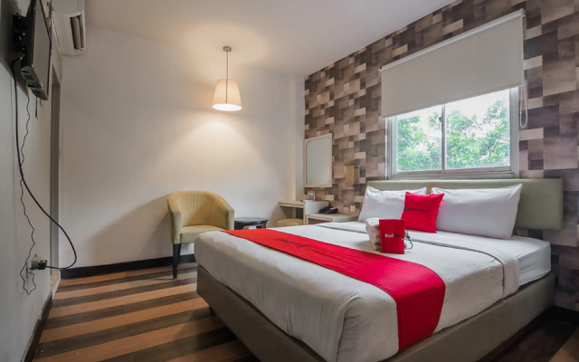 RedDoorz Plus near Mangga Besar Station 2