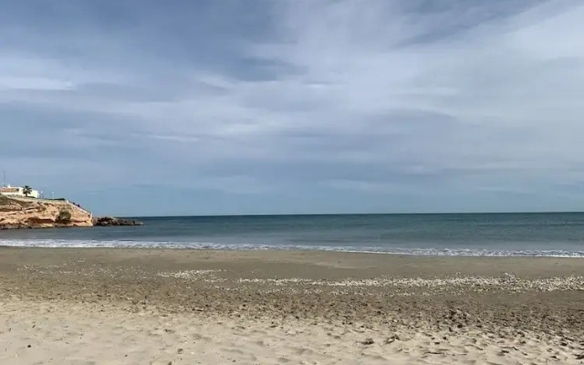 2-bed Apartment 10 min Drive to the Beach!