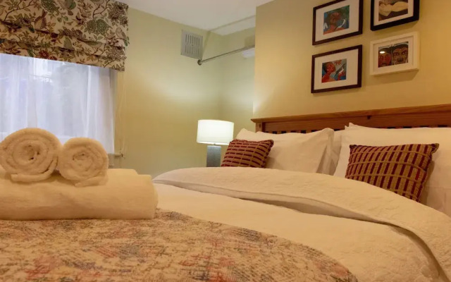 Trendy Two Bed Apartment With Private Garden