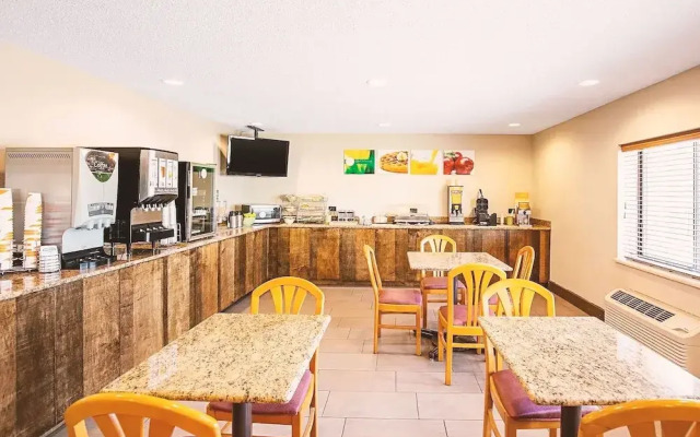 Norwood Inn & Suites Milwaukee