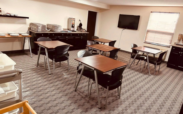 Aurora Park Inn & Suites