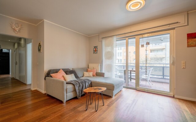 Stylish Open 1BR Apt in Cents w Balcony