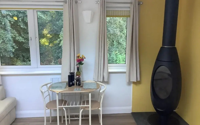 Charming Woodland Lodge 2 Person 1 Bedroom