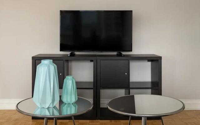 Bold Downtown Montréal Suites by Sonder