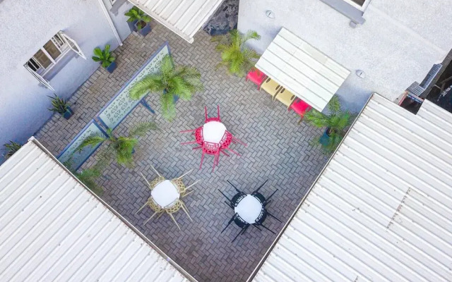 Dyke Suites And Apartments