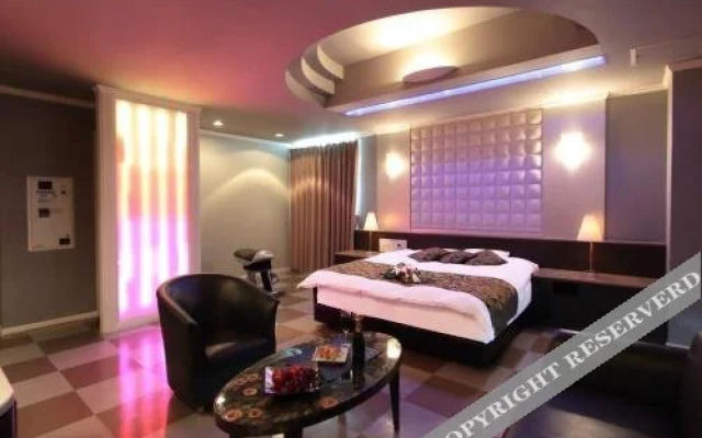 Pacela (Love Hotel)