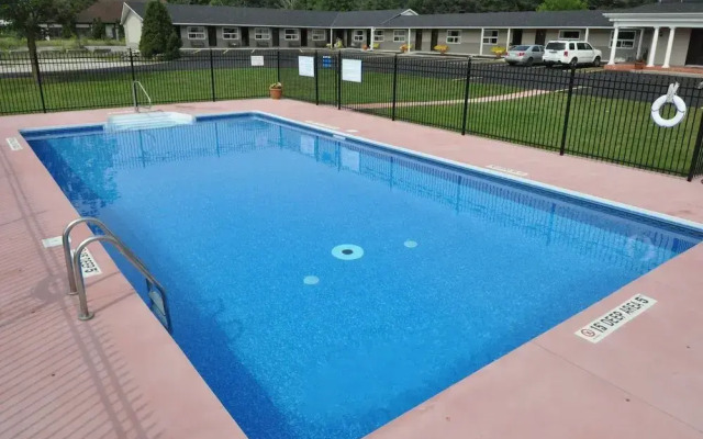 Colonial House Motor Inn