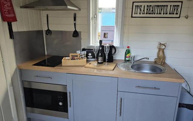 Glamping Hut - Riverside 1