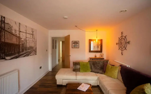 Chester railway station luxury apartment - sleeps 4 & FREE parking!