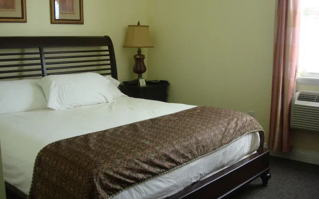 The City Hotel Bar & Grill