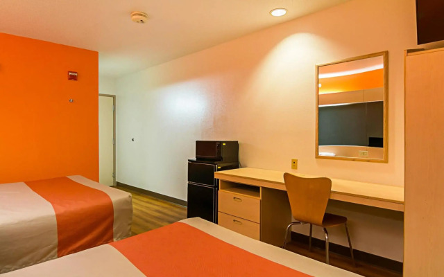 Motel 6 Sycamore, IL