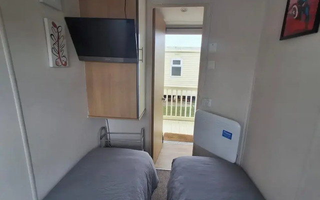 Meadow View 3-bed Caravan - Sleeps 8 - Petfriendly