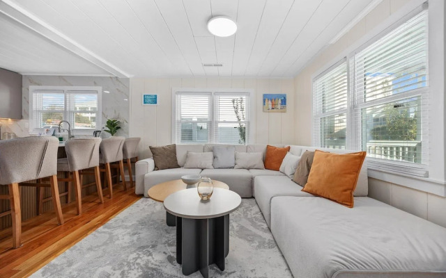 Elvi s Beachside Trio