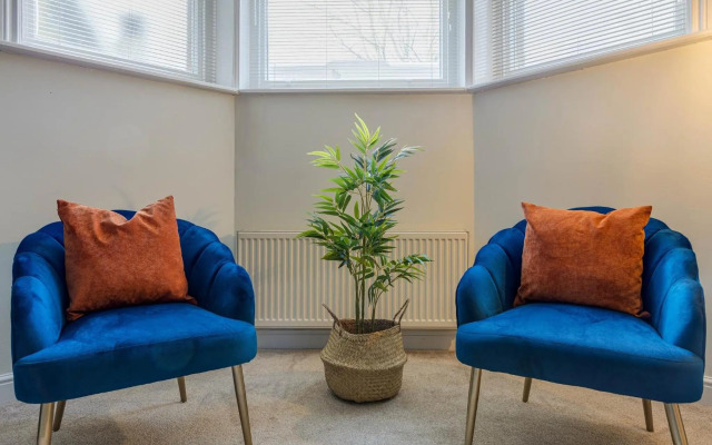 Luxury 2 Bed Garden Apartment With Parking