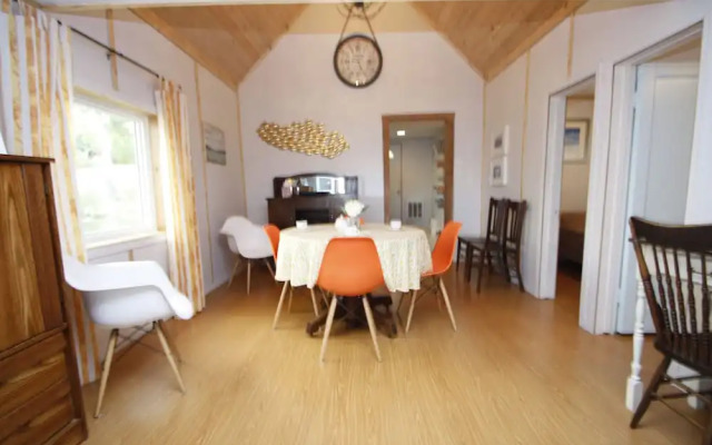Lakefront Cottage in Manitou Beach