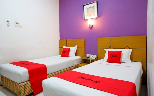 RedDoorz near Monumen Habibi Ainun – Guest Rooms – Parepare