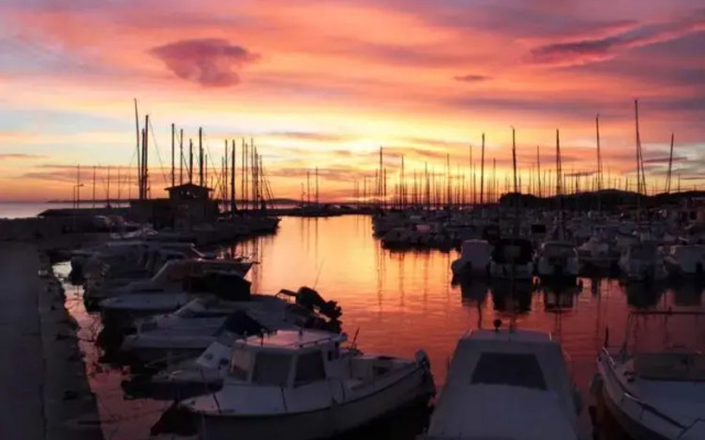 Studio rénové balcon ensoleillé et calme