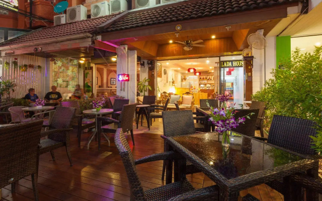 Karon Sunshine Guesthouse & Bar