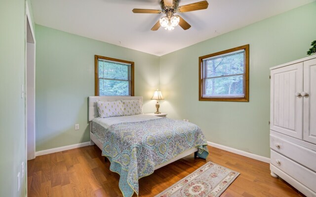 Peaceful Pocono Retreat: Hot Tub & Covered Deck!