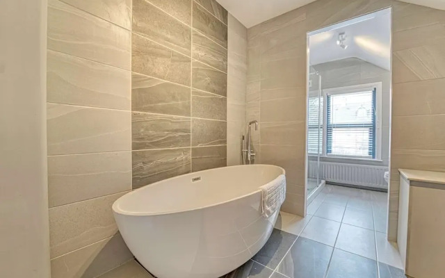 Host Stay Barton Road House