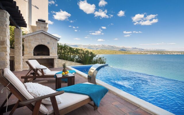 Luxury at Villa Cama - Your Dream Vacation Rental!