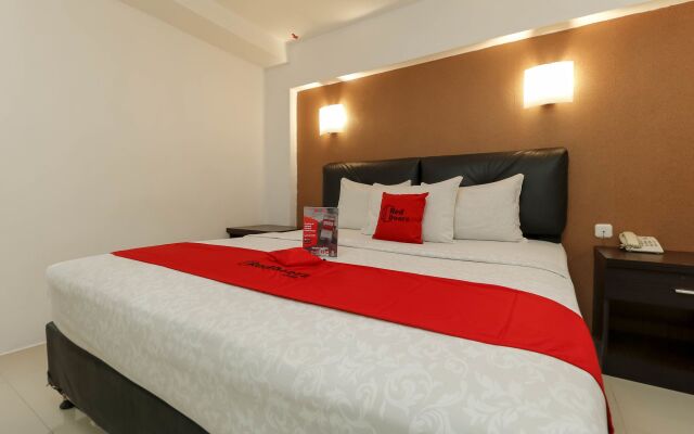 RedDoorz Plus near Karebosi Area