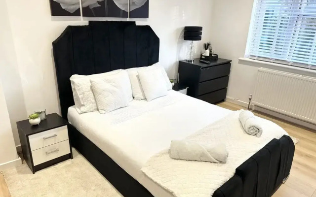 Charming 3-bed Home Minutes From City Centre