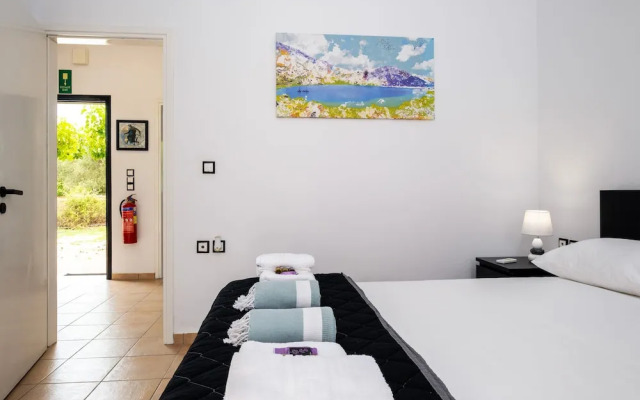 Kournas-sleeps8-parking-garden-pool-petfriendly