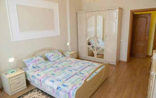 Apartment in 2 Min from Poznyaky Metro Station