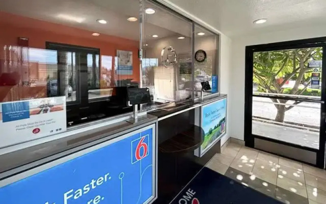 Studio 6 Suites - Riverside, Ca