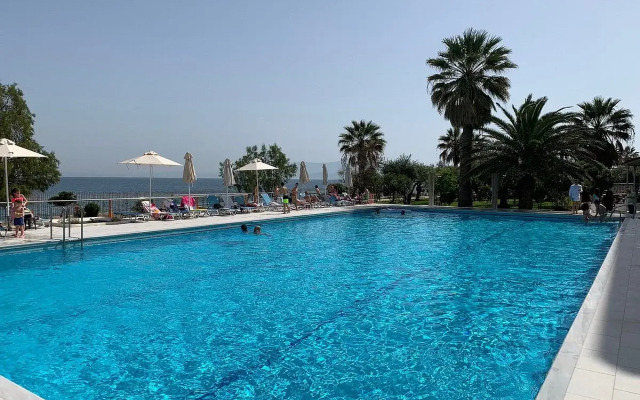 Calamos Beach Family Club Hotel