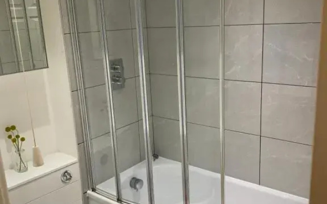 County House City Centre with parking Sleeps 4