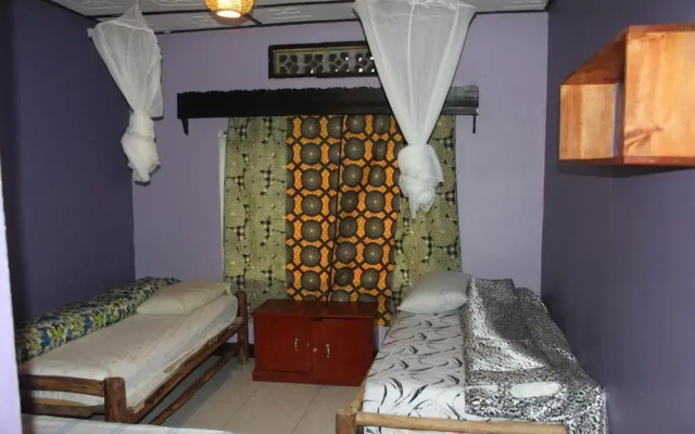 Room in B&B - Amahoro Guest House Triple Room With Shared Bathroom — фото 3