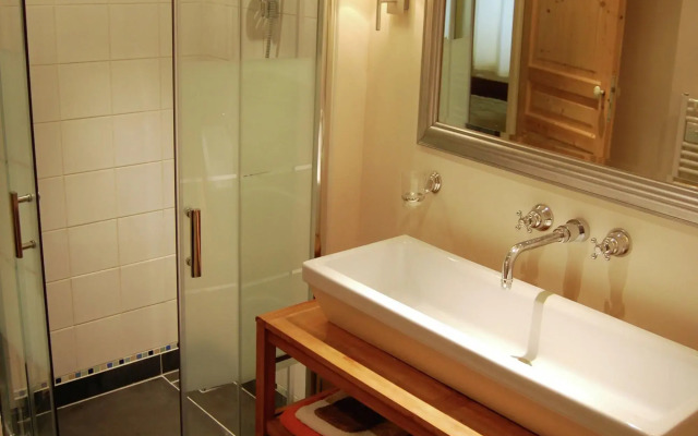 Lovely Country Cottage in Valreas with Swimming Pool