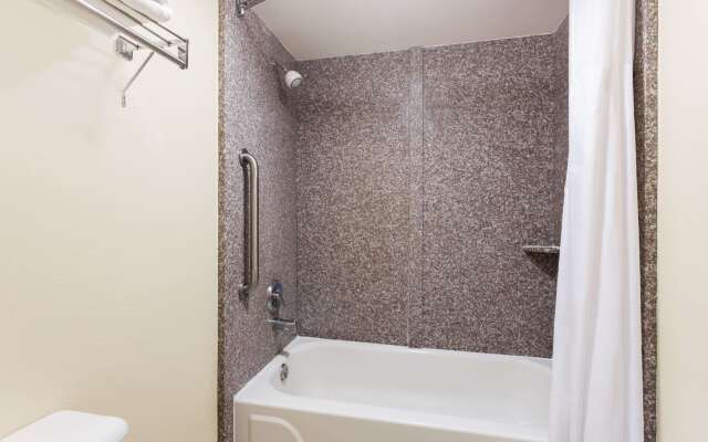 Days Inn & Suites by Wyndham Warner Robins Near Robins AFB