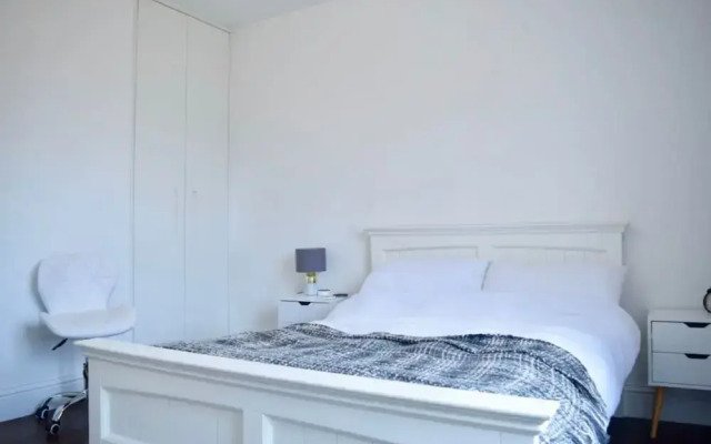 Stylish 2 Bedroom Flat With Views of The Shard