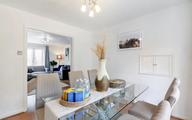 Sharp Close 4 Bedroom 2 Bath - Aylesbury